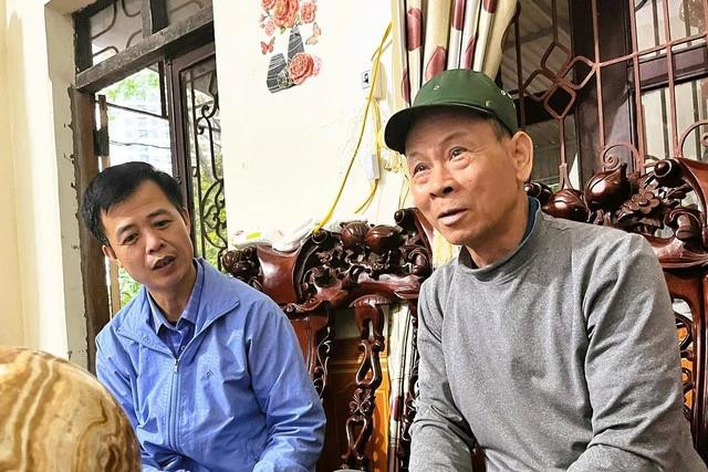 Anh hùng Lê Đình Thịnh (phải) kể chuyện chiến đấu