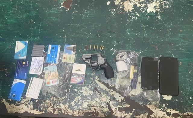 Tổ công tác đã bàn giao T.Q.Đ cùng khẩu súng và 5 viên đạn cho Đội CSĐT Công an TP.Kon Tum để xử lý theo quy định Tổ công tác đã bàn giao T.Q.Đ cùng khẩu súng và 5 viên đạn cho Đội CSĐT Công an TP.Kon Tum để xử lý theo quy định