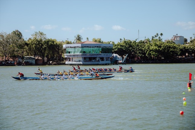 Các đội tham dự giải đua thuyền nam truyền thống huyện Krông Ana năm 2024