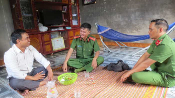 Công an xã Ia Le thăm hỏi, truyện trò cùng Trưởng thôn Ksor Xương. Công an xã Ia Le thăm hỏi, truyện trò cùng Trưởng thôn Ksor Xương.