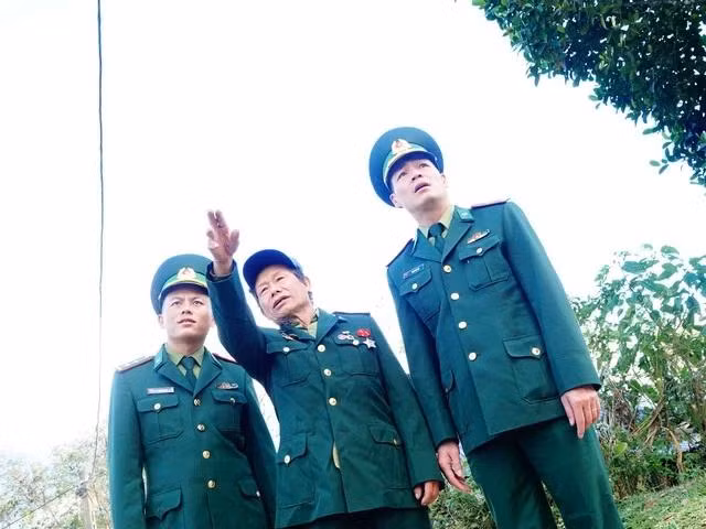 Anh hùng Lừu A Phừ (giữa) với cán bộ Đồn biên phòng Hua Bum (Bộ đội Biên phòng Lai Châu)