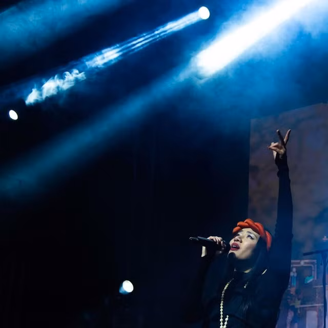 Tina Châu Lê sinh ra ở nước ngoài nên cô gặp ít nhiều hạn chế về tiếng Việt