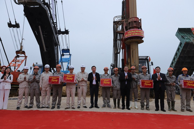 Lãnh đạo tỉnh Thanh Hóa tặng quà, động viên công nhân, người lao động trên công trường Lãnh đạo tỉnh Thanh Hóa tặng quà, động viên công nhân, người lao động trên công trường