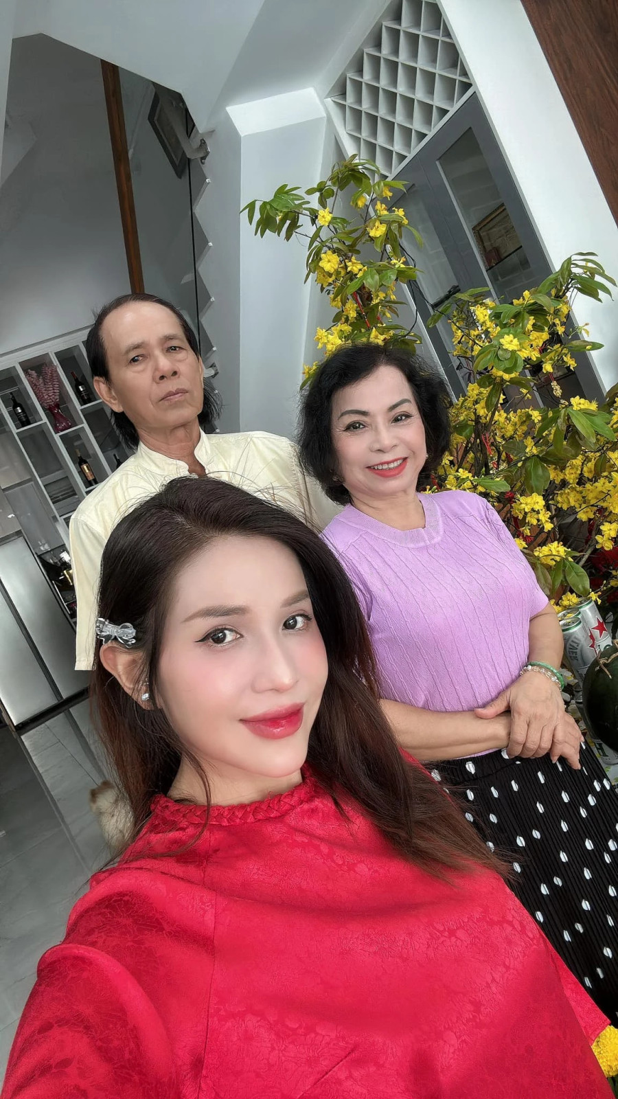 Khả Như đón năm mới cùng bố mẹ, gây ấn tượng bởi nhan sắc trẻ trung. Cô cho biết vẫn thoải mái với cuộc sống độc thân