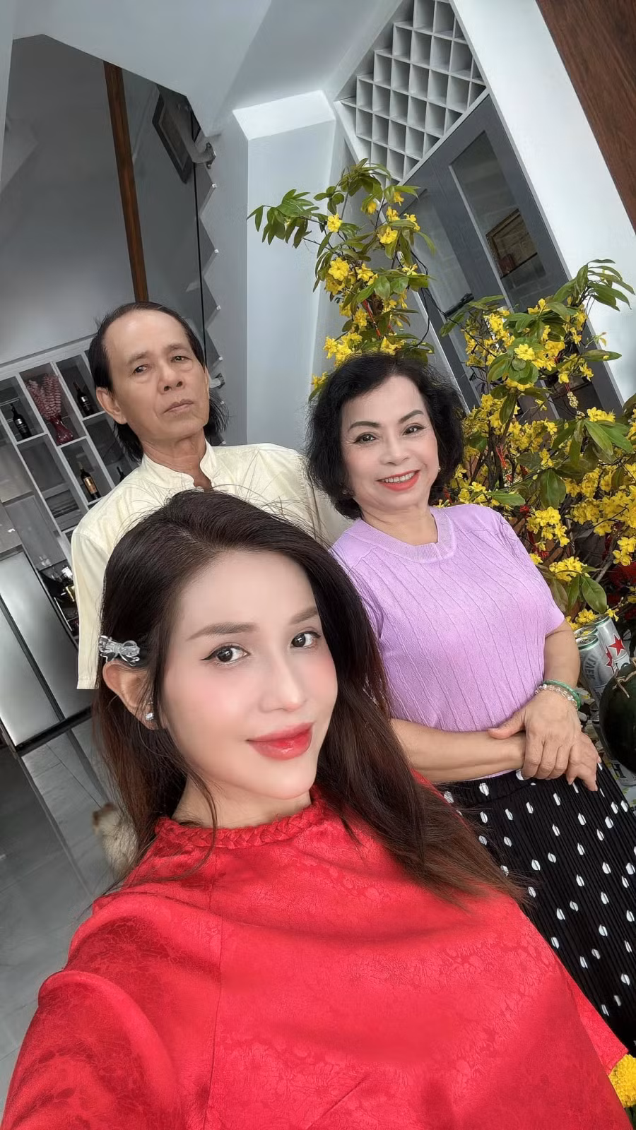 Khả Như đón năm mới cùng bố mẹ, gây ấn tượng bởi nhan sắc trẻ trung. Cô cho biết vẫn thoải mái với cuộc sống độc thân