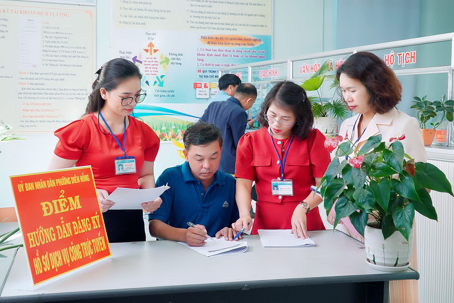 Cán bộ, công chức phường Diên Hồng (TP. Pleiku) hướng dẫn người dân làm thủ tục hành chính trong ngày làm việc đầu tiên sau Tết. Ảnh: Đ.T Cán bộ, công chức phường Diên Hồng (TP. Pleiku) hướng dẫn người dân làm thủ tục hành chính trong ngày làm việc đầu tiên sau Tết. Ảnh: Đ.T