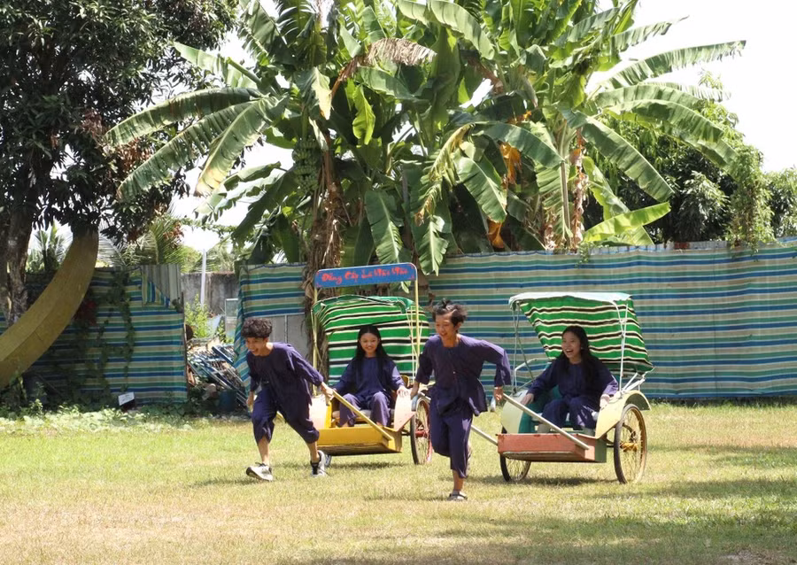 Du khách trải nghiệm các trò chơi tại Khu du lịch Vinh Sang, xã An Bình, huyện Long Hồ, tỉnh Vĩnh Long. (Ảnh: Lê Thúy Hằng/TTXVN)