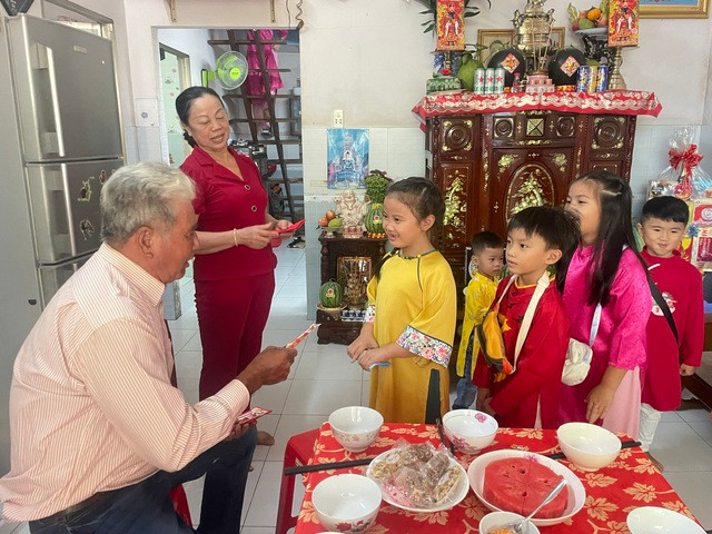 Mùng 1 Tết, con cháu tập hợp để được ông bà ngoại lì xì Mùng 1 Tết, con cháu tập hợp để được ông bà ngoại lì xì