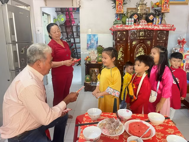 Mùng 1 Tết, con cháu tập hợp để được ông bà ngoại lì xì