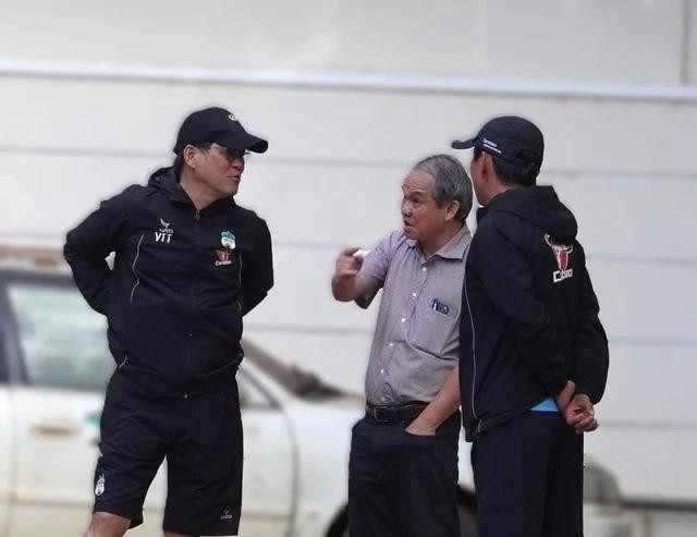 Bầu Đức trao đổi cùng HLV Vũ Tiến Thành Bầu Đức trao đổi cùng HLV Vũ Tiến Thành