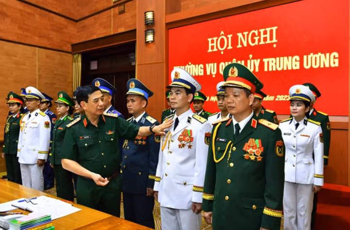 Tại Hội nghị Thường vụ Quân ủy Trung ương hồi tháng 7/2023, Đại tướng Phan Văn Giang, Bộ trưởng Quốc phòng cho ý kiến về các mẫu lễ phục mới. (Ảnh: Hồng Pha)