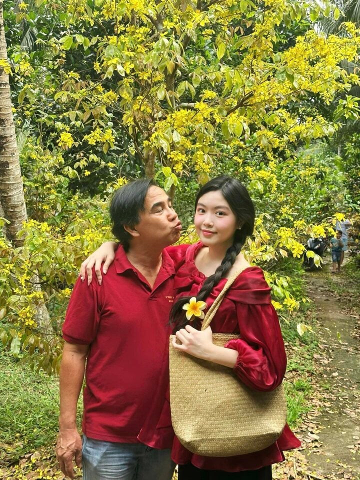 Mai Thảo Linh là con gái đầu lòng của MC Quyền Linh, cô có tên thân mật là Lọ Lem. Thời gian gần đây, Lọ Lem thường xuyên chia sẻ những hình ảnh cá nhân và nhận về nhiều lời khen ngợi từ khán giả. Mai Thảo Linh là con gái đầu lòng của MC Quyền Linh, cô có tên thân mật là Lọ Lem. Thời gian gần đây, Lọ Lem thường xuyên chia sẻ những hình ảnh cá nhân và nhận về nhiều lời khen ngợi từ khán giả.