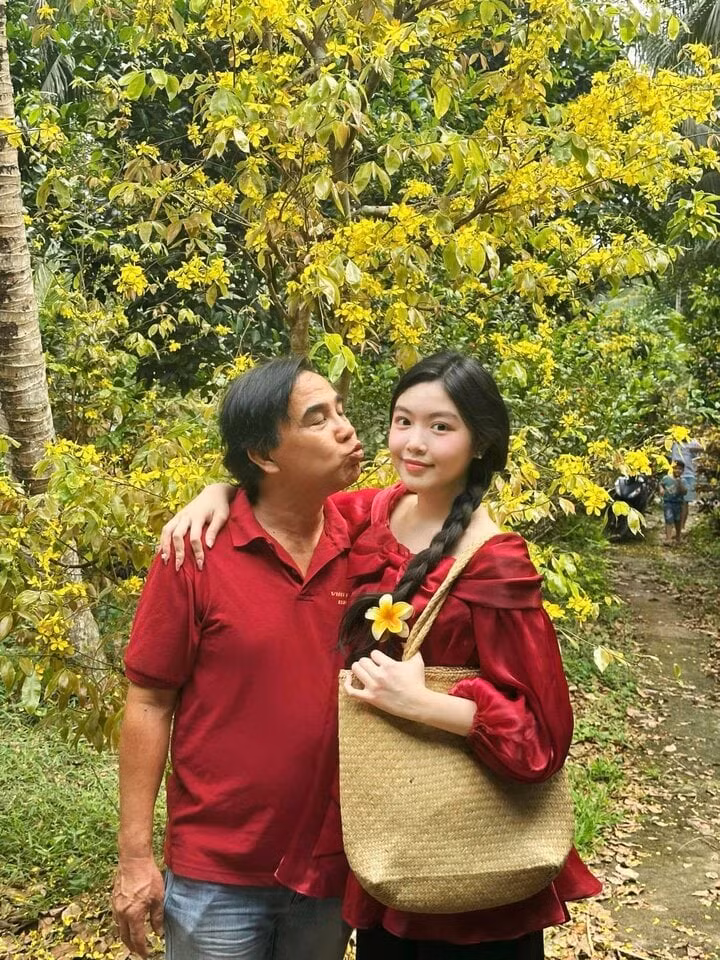 Mai Thảo Linh là con gái đầu lòng của MC Quyền Linh, cô có tên thân mật là Lọ Lem. Thời gian gần đây, Lọ Lem thường xuyên chia sẻ những hình ảnh cá nhân và nhận về nhiều lời khen ngợi từ khán giả.