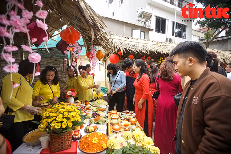 Lễ hội thi nấu xôi thu hút sự tham gia của đông đảo người dân làng Phú Gia. Lễ hội thi nấu xôi thu hút sự tham gia của đông đảo người dân làng Phú Gia.