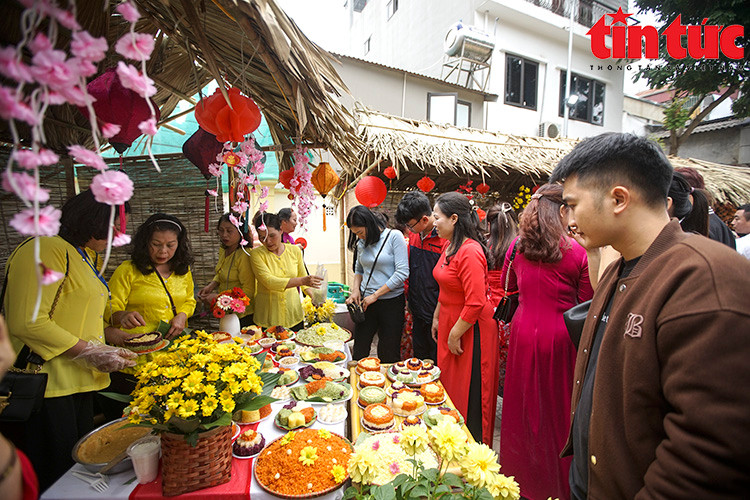Lễ hội thi nấu xôi thu hút sự tham gia của đông đảo người dân làng Phú Gia.