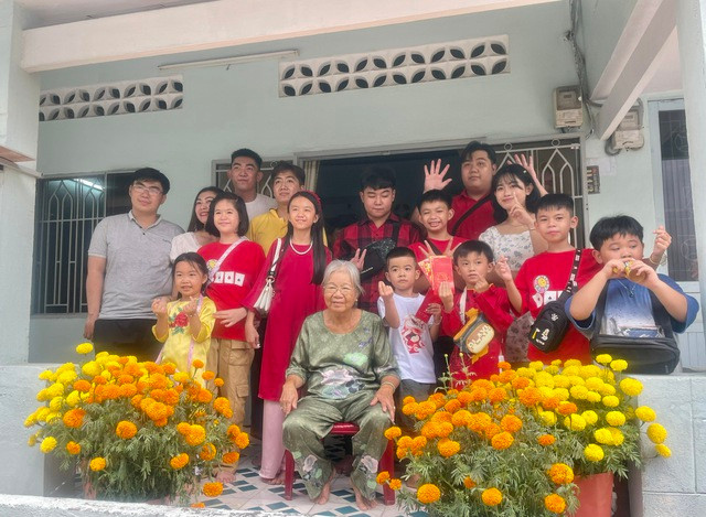 Tết đoàn viên, mọi thành viên trong gia đình đều có mặt chúc bà nội sống vui cùng con cháu Tết đoàn viên, mọi thành viên trong gia đình đều có mặt chúc bà nội sống vui cùng con cháu