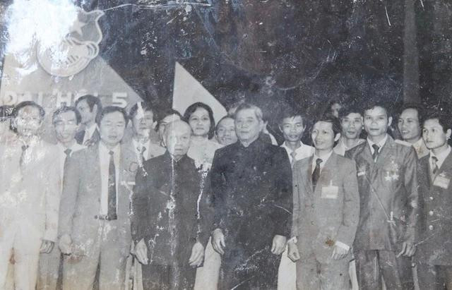 Anh hùng Nguyễn Duy Nhất (thứ 3 từ phải sang) tham dự Đại hội Đoàn Thanh niên Cộng sản Hồ Chí Minh toàn quốc lần thứ 5, năm 1983 Anh hùng Nguyễn Duy Nhất (thứ 3 từ phải sang) tham dự Đại hội Đoàn Thanh niên Cộng sản Hồ Chí Minh toàn quốc lần thứ 5, năm 1983