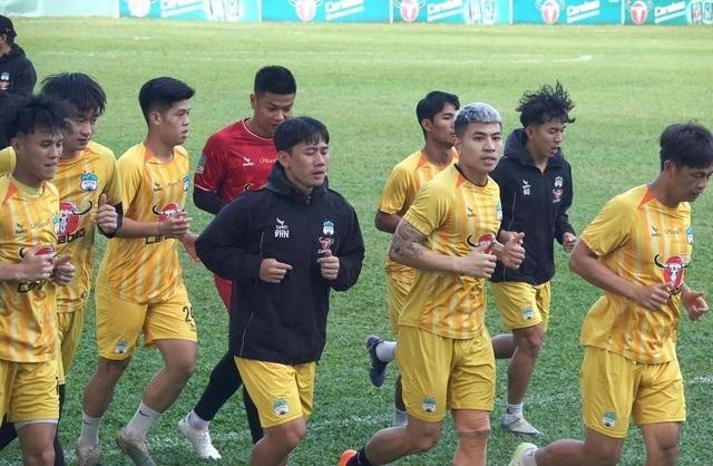 Minh Vương, Đinh Thanh Bình (giữa) tích cực tập luyện Minh Vương, Đinh Thanh Bình (giữa) tích cực tập luyện