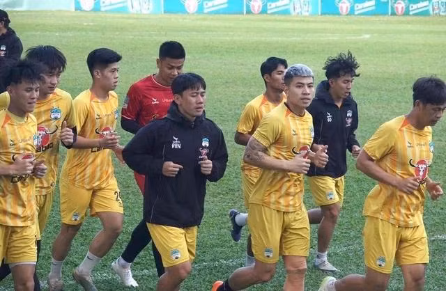 Minh Vương, Đinh Thanh Bình (giữa) tích cực tập luyện