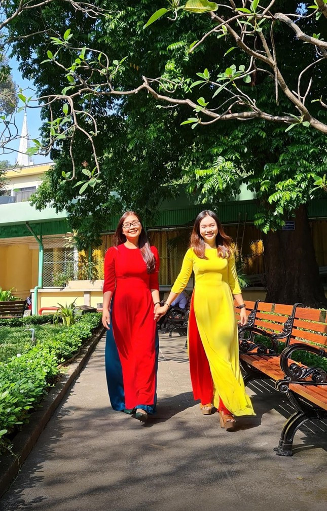 Cô Nguyễn Thị Huyền Thảo, giáo viên trường THPT chuyên Trần Đại Nghĩa (TP.HCM) (bên trái)