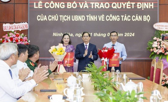 Chủ tịch UBND tỉnh Khánh Hòa Nguyễn Tấn Tuân trao quyết định và chúc mừng các cán bộ. Chủ tịch UBND tỉnh Khánh Hòa Nguyễn Tấn Tuân trao quyết định và chúc mừng các cán bộ.