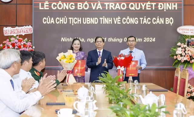 Chủ tịch UBND tỉnh Khánh Hòa Nguyễn Tấn Tuân trao quyết định và chúc mừng các cán bộ.