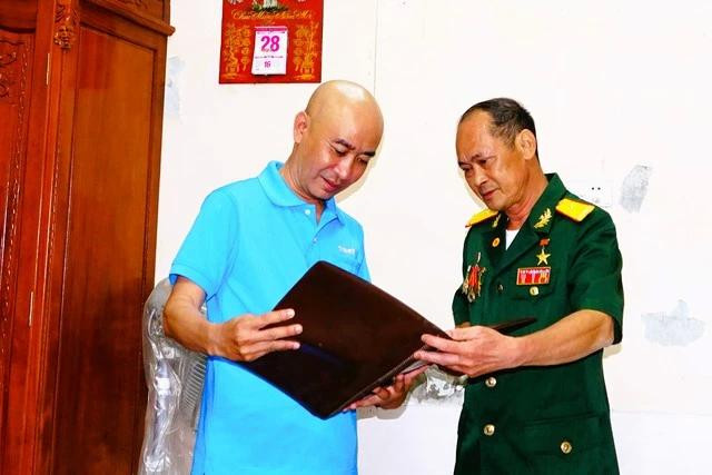 Kỷ vật duy nhất mà anh hùng Kiều Xuân Thành còn giữ được là chiếc cặp da được tặng khi phong danh hiệu anh hùng Kỷ vật duy nhất mà anh hùng Kiều Xuân Thành còn giữ được là chiếc cặp da được tặng khi phong danh hiệu anh hùng