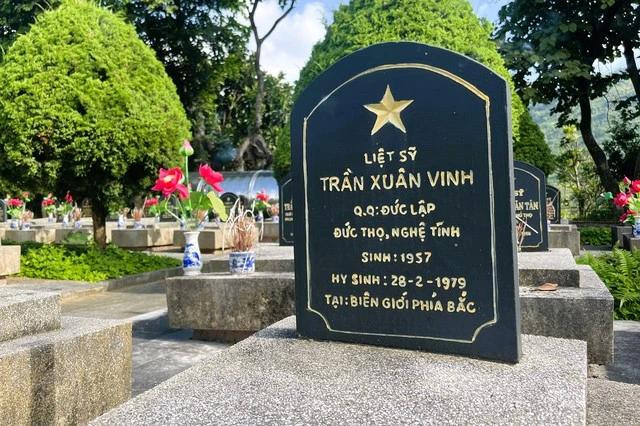 Phần mộ liệt sĩ Trần Xuân Vinh tại Nghĩa trang liệt sĩ tỉnh Lai Châu Phần mộ liệt sĩ Trần Xuân Vinh tại Nghĩa trang liệt sĩ tỉnh Lai Châu