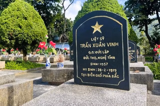 Phần mộ liệt sĩ Trần Xuân Vinh tại Nghĩa trang liệt sĩ tỉnh Lai Châu