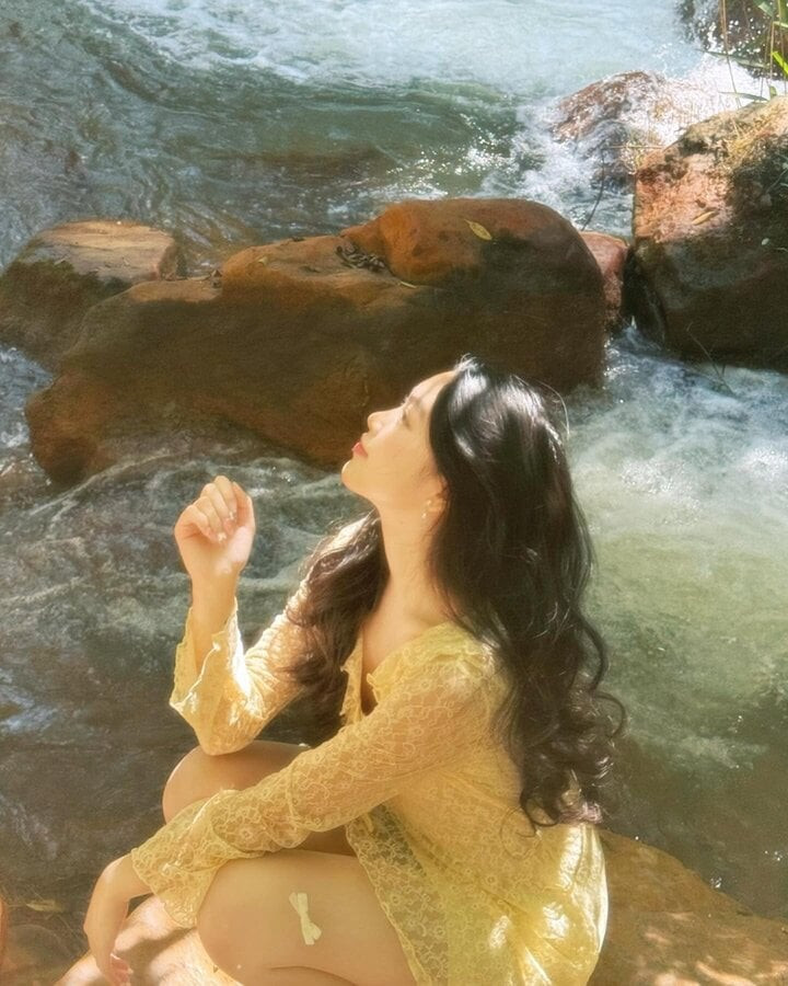 Mai Thảo Linh cũng rất chuyên nghiệp trong cách tạo dáng, mỗi bộ ảnh của cô đều nhận được sự tán thưởng từ phía khán giả. Mai Thảo Linh cũng rất chuyên nghiệp trong cách tạo dáng, mỗi bộ ảnh của cô đều nhận được sự tán thưởng từ phía khán giả.