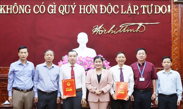 Chủ tịch UBND tỉnh Bình Phước Trần Tuệ Hiền trao quyết định và chúc mừng các cán bộ được bổ nhiệm. Chủ tịch UBND tỉnh Bình Phước Trần Tuệ Hiền trao quyết định và chúc mừng các cán bộ được bổ nhiệm.