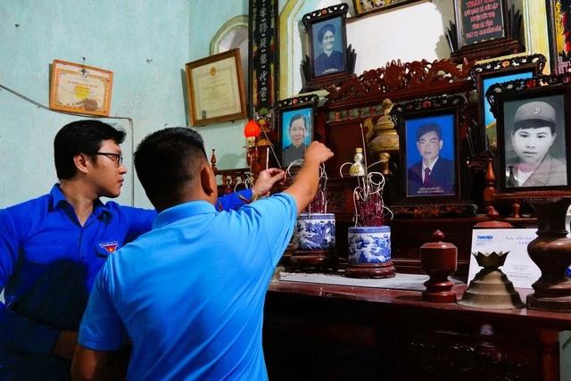 PV Thanh Niên và cán bộ Tỉnh đoàn Hà Tĩnh thắp hương liệt sĩ Trần Xuân Vinh PV Thanh Niên và cán bộ Tỉnh đoàn Hà Tĩnh thắp hương liệt sĩ Trần Xuân Vinh