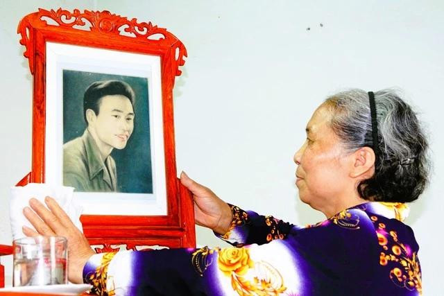 Bà Nguyễn Thị Khách bên di ảnh chồng