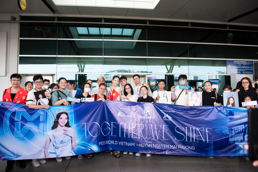 Mai Phương mang theo 140 kg hành lý với hơn 30 bộ trang phục được chuẩn bị kỹ lưỡng cho cuộc thi lần này. Nhiều người hâm mộ sắc đẹp đã có mặt ở sân bay Tân Sơn Nhất từ sớm để tiễn Mai Phương. Mai Phương mang theo 140 kg hành lý với hơn 30 bộ trang phục được chuẩn bị kỹ lưỡng cho cuộc thi lần này. Nhiều người hâm mộ sắc đẹp đã có mặt ở sân bay Tân Sơn Nhất từ sớm để tiễn Mai Phương.