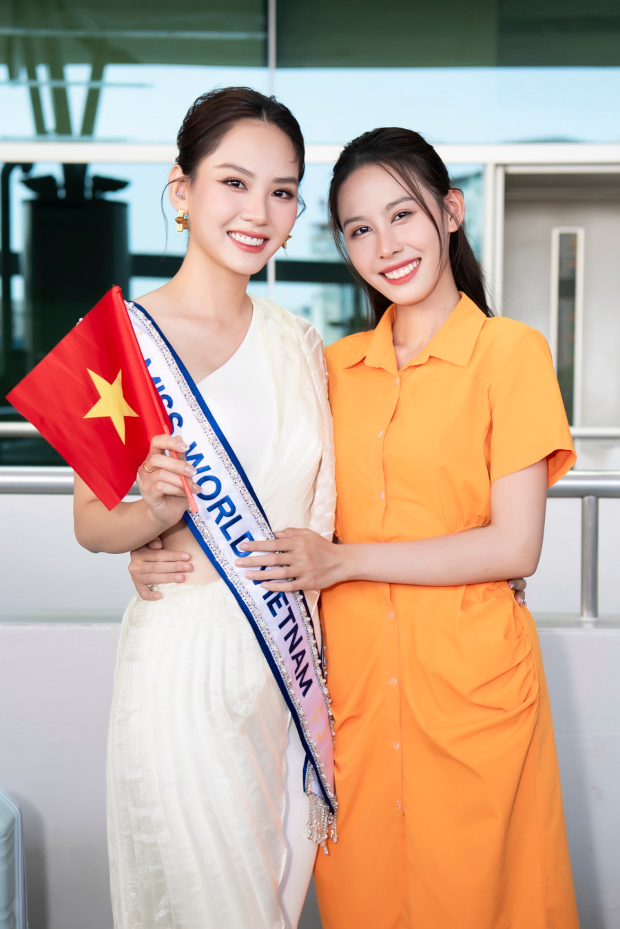 Á hậu Ngọc Hằng tới tiễn Mai Phương đi thi quốc tế. Á hậu Ngọc Hằng tới tiễn Mai Phương đi thi quốc tế.