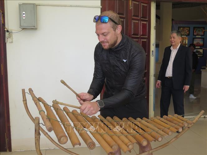 Ông Michi (du khách Đức) thích thú trải nghiệm đàn T’rưng tại chương trình. Ông Michi (du khách Đức) thích thú trải nghiệm đàn T’rưng tại chương trình.