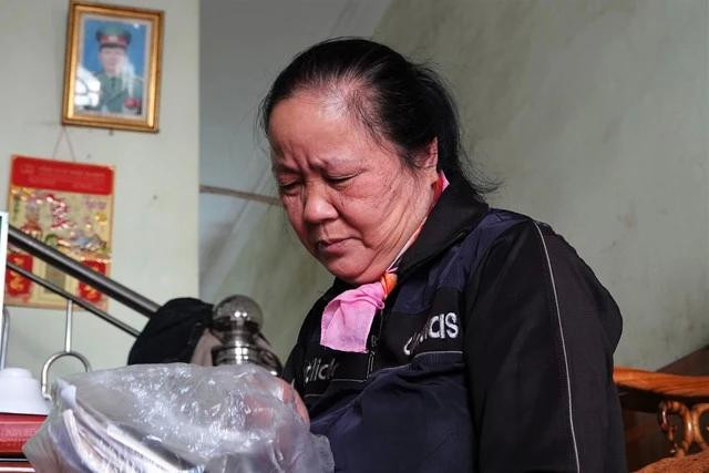 Bà Mai Thị Hằng bên những di vật của chồng Bà Mai Thị Hằng bên những di vật của chồng