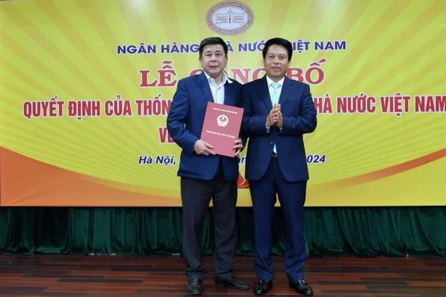 Phó thống đốc Ngân hàng Nhà nước Việt Nam Phạm Tiến Dũng trao quyết định bổ nhiệm cho ông Lê Thái Nam