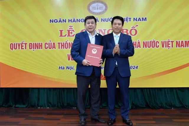 Phó thống đốc Ngân hàng Nhà nước Việt Nam Phạm Tiến Dũng trao quyết định bổ nhiệm cho ông Lê Thái Nam