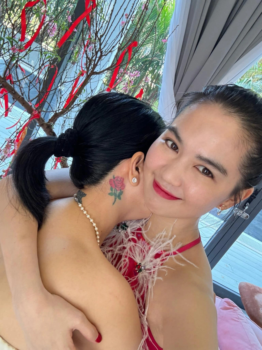 Trước đó, sau khi được hưởng án treo, Ngọc Trinh đăng tải bài viết dài trên trang cá nhân, gửi lời xin lỗi đến khán giả vì ồn ào của mình. Diễn viên Vu quy đại náo nói sau biến cố, cô đặt mục tiêu cố gắng để hoàn thiện mình. “Tôi mong muốn mang đến những giá trị tích cực cho cộng đồng thông qua công việc và lối sống lành mạnh&quot;, Ngọc Trinh bày tỏ