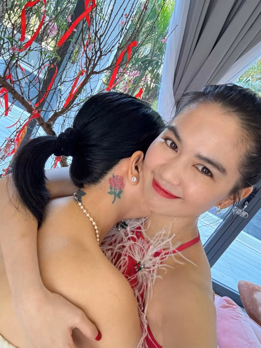 Trước đó, sau khi được hưởng án treo, Ngọc Trinh đăng tải bài viết dài trên trang cá nhân, gửi lời xin lỗi đến khán giả vì ồn ào của mình. Diễn viên Vu quy đại náo nói sau biến cố, cô đặt mục tiêu cố gắng để hoàn thiện mình. “Tôi mong muốn mang đến những giá trị tích cực cho cộng đồng thông qua công việc và lối sống lành mạnh", Ngọc Trinh bày tỏ