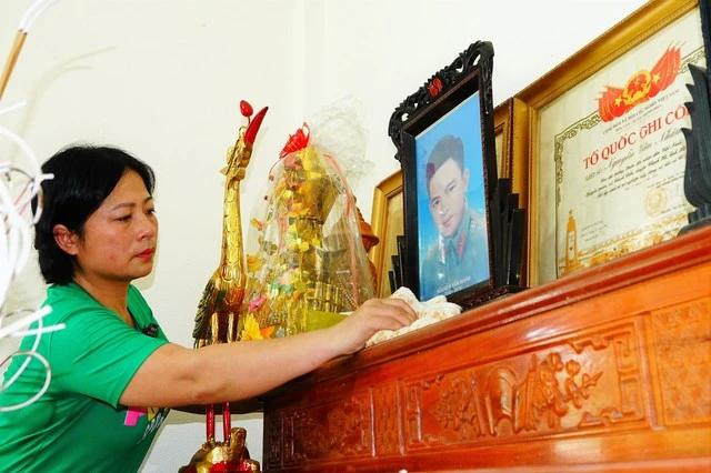Cô giáo Nguyễn Thị Hồng Cẩm bên bàn thờ người cha anh hùng - liệt sĩ Nguyễn Văn Nhâm Cô giáo Nguyễn Thị Hồng Cẩm bên bàn thờ người cha anh hùng - liệt sĩ Nguyễn Văn Nhâm