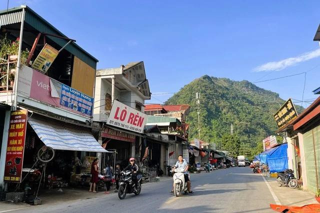 Chợ Pa Tần (Phong Thổ, Lai Châu), một trong những địa điểm được các lực lượng vũ trang bảo vệ, trong tháng 2.1979 Chợ Pa Tần (Phong Thổ, Lai Châu), một trong những địa điểm được các lực lượng vũ trang bảo vệ, trong tháng 2.1979