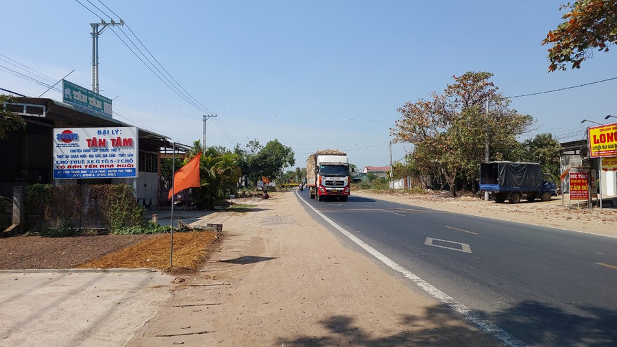 Quốc lộ 25 đoạn qua xã Ia Peng nhộn nhịp những chuyến hàng đầu năm. Ảnh: N.D Quốc lộ 25 đoạn qua xã Ia Peng nhộn nhịp những chuyến hàng đầu năm. Ảnh: N.D