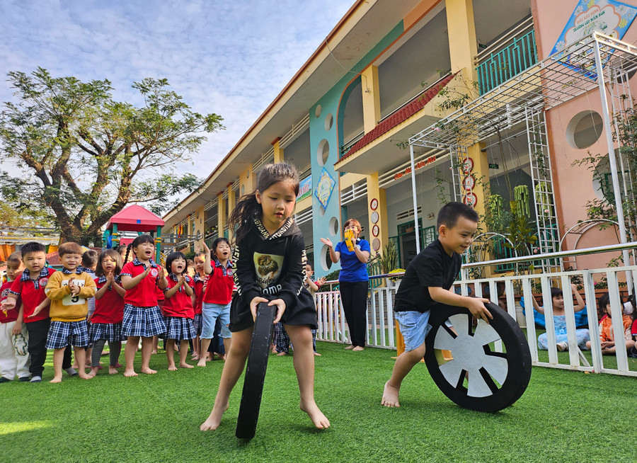Trong buổi học “khai xuân”, Trường Mầm non Hoa Hồng (phường Hội Thương, TP. Pleiku) tổ chức các trò chơi dân gian nhằm giúp trẻ thích thú với việc trở lại trường. Ảnh: M.T Trong buổi học “khai xuân”, Trường Mầm non Hoa Hồng (phường Hội Thương, TP. Pleiku) tổ chức các trò chơi dân gian nhằm giúp trẻ thích thú với việc trở lại trường. Ảnh: M.T