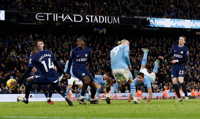 Bóng chạm tay Chalobah trước khi bay vào lưới Chelsea Bóng chạm tay Chalobah trước khi bay vào lưới Chelsea