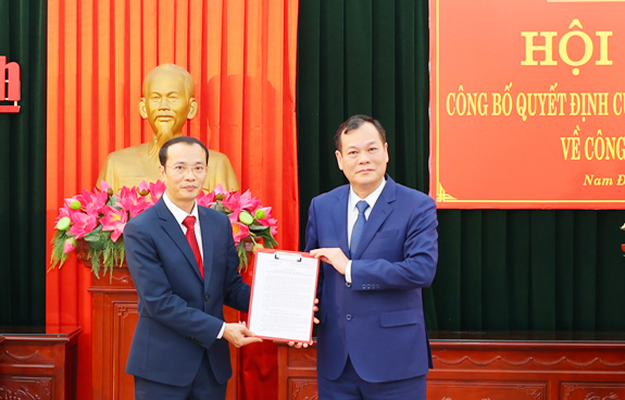 Đồng chí Lê Quốc Chỉnh, Phó Bí thư Thường trực Tỉnh ủy Nam Định, Chủ tịch HĐND tỉnh trao quyết định điều động, bổ nhiệm đồng chí Phạm Văn Trường giữ chức vụ Tổng Biên tập Báo Nam Định. Đồng chí Lê Quốc Chỉnh, Phó Bí thư Thường trực Tỉnh ủy Nam Định, Chủ tịch HĐND tỉnh trao quyết định điều động, bổ nhiệm đồng chí Phạm Văn Trường giữ chức vụ Tổng Biên tập Báo Nam Định.