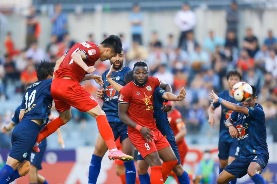 Một pha đánh đầu nguy hiểm của trung vệ Lâm Anh Quang Một pha đánh đầu nguy hiểm của trung vệ Lâm Anh Quang