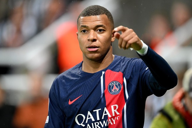 Mbappe chia tay PSG vào mùa hè 2024