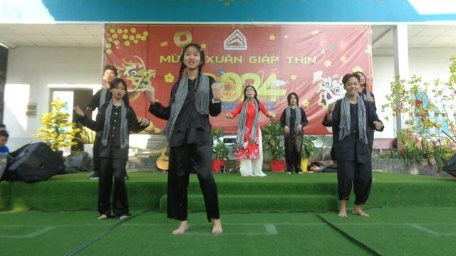 Học sinh biểu diễn văn nghệ trong hoạt động mừng xuân tại trường